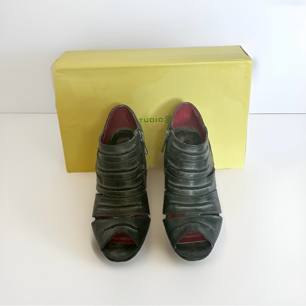 5/$20🎉 Max Studio Foshan Black Leather Wedge Sandals Heels Size 8.5 Zip